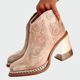 Botas de couro bordadas