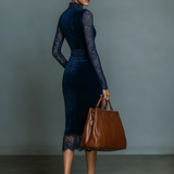 Marília - Vestido midi de veludo com decote em V e renda